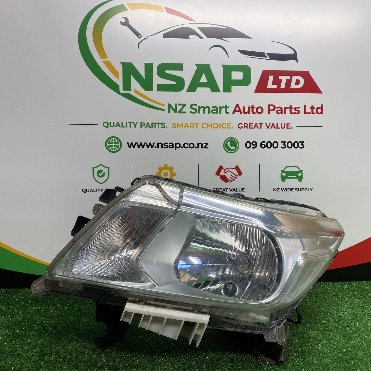 2016 Nissan Navara - Left Headlight PN: See photos