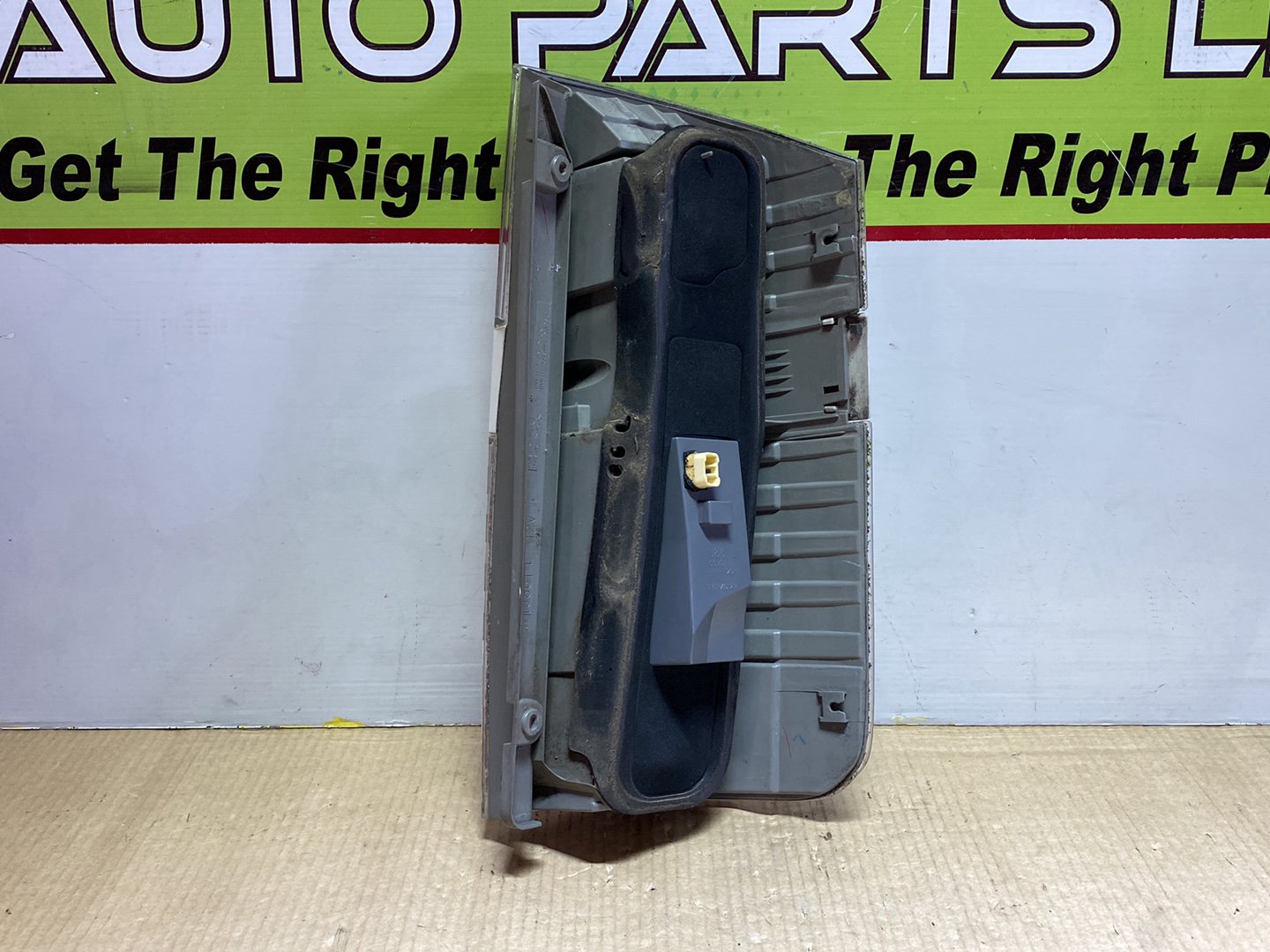 2006 Toyota Voxy AZR60 - Left Taillight PN: 28-185