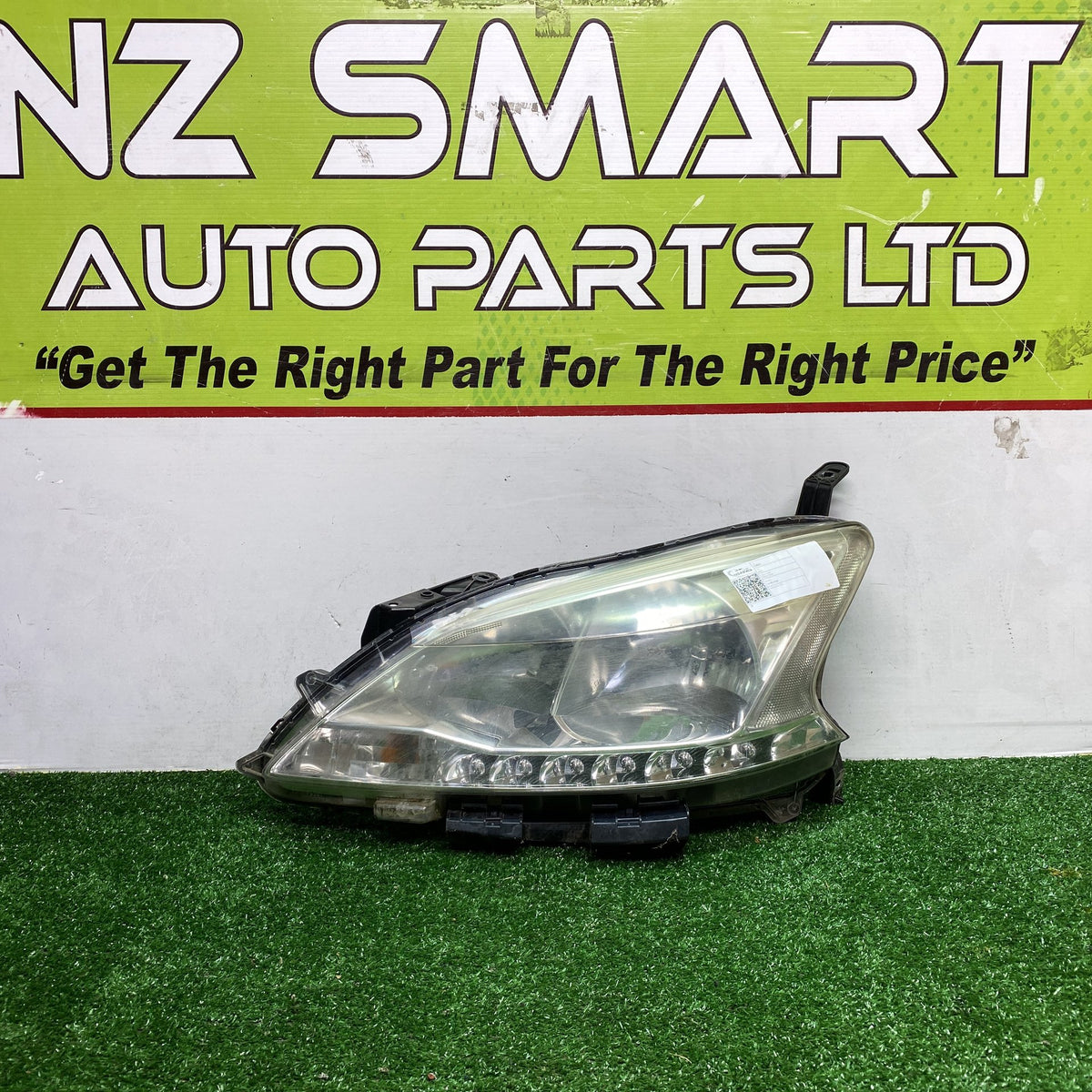 2015 Nissan Pulsar - Left Headlight PN: STANLEY W0610