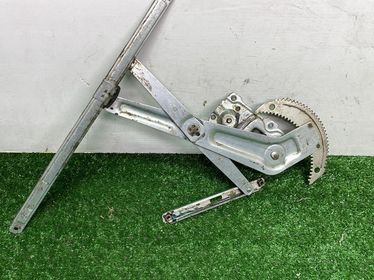 1990 Used Toyota Hiace RZH102-8000415 - Right Front Door Regulator PN:
