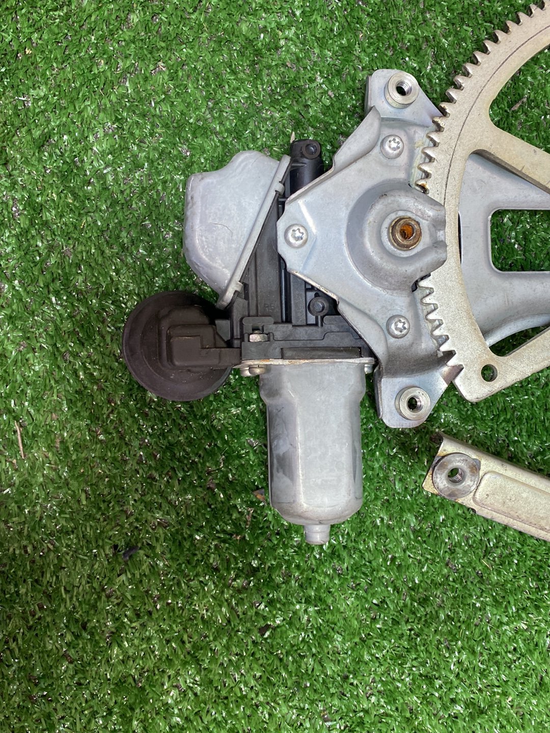 Jul 2009 to Dec 2015 - Used Toyota Prius ZVW30R - Right Rear Window Regulator/Motor - Power