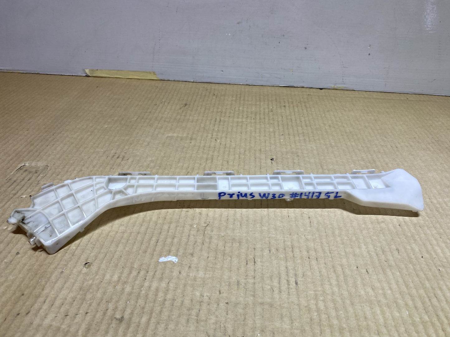 2015 Used Toyota Prius W30 - Left Rear Bumper Retainer PN: 52576-47020