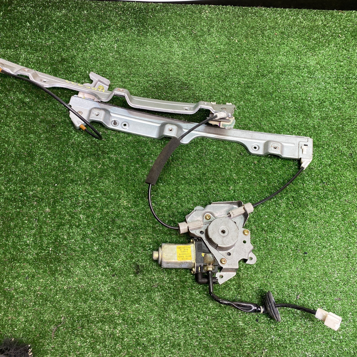 2005 Nissan Teana - Left Front Window Regulator 807209Y000/Motor 807319Y000