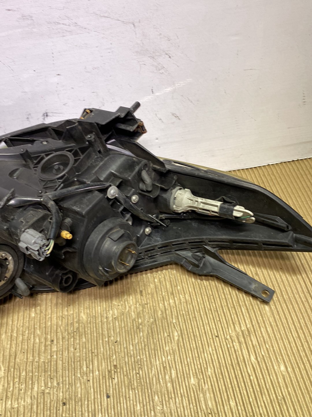 2009 Mazda Premacy- Left Headlight PN: STANLEY 3550