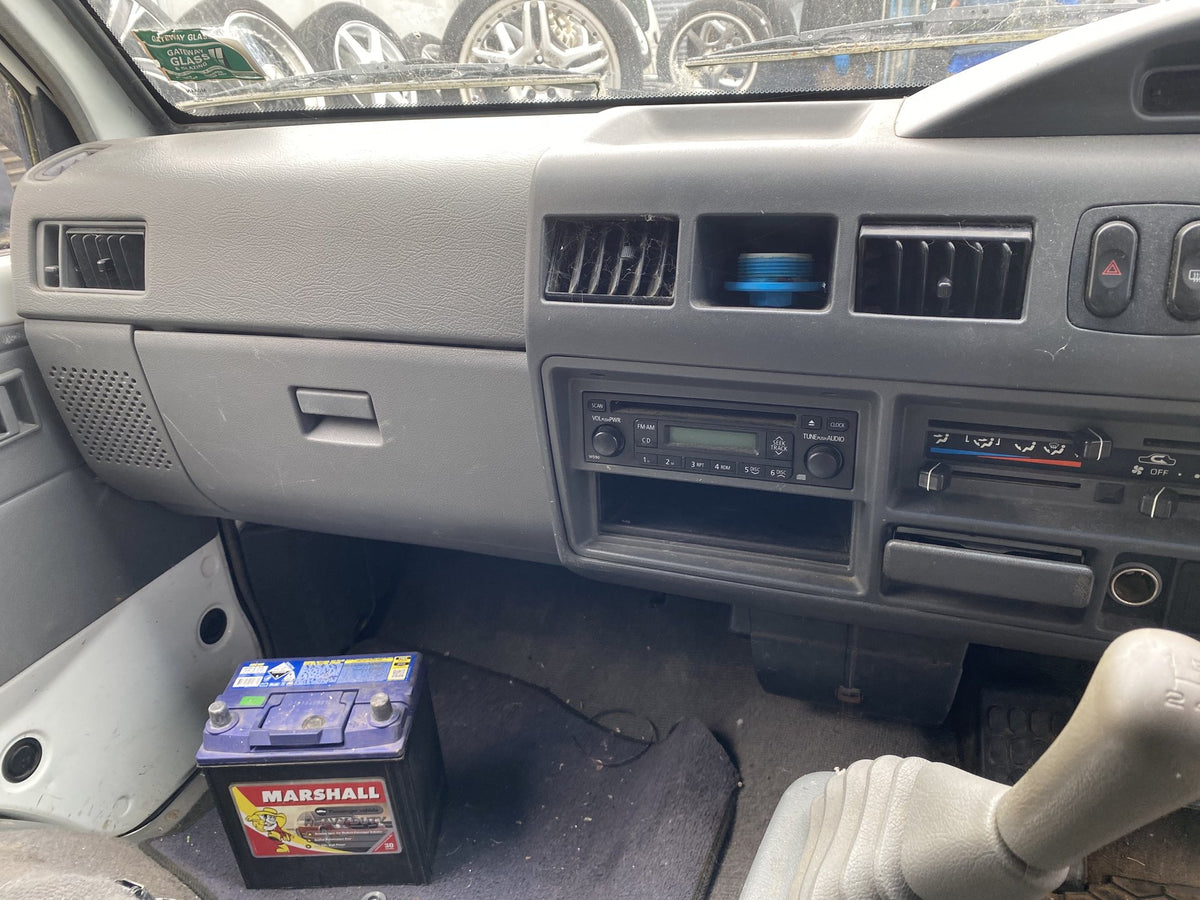 2014 Mitsubishi L300 Dismantling For Parts