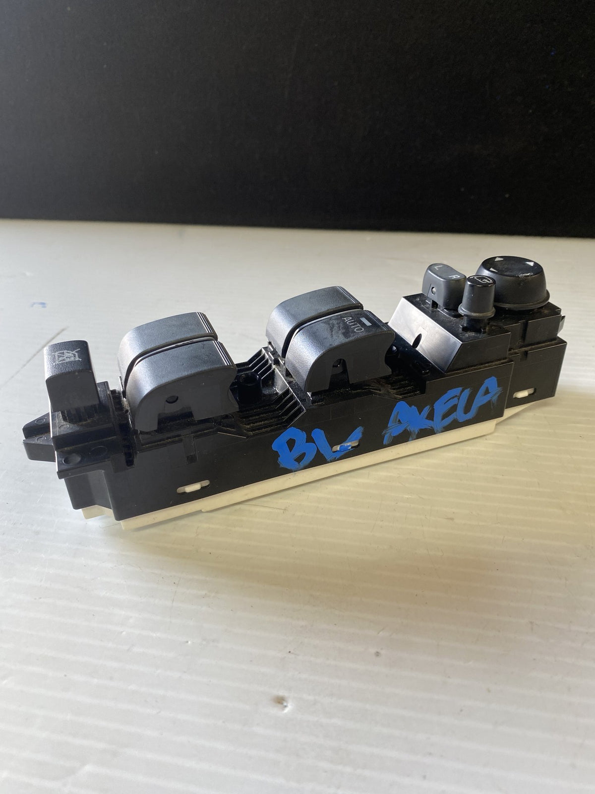 2009 Mazda Axela - Right Front Window Switch B38W66350A