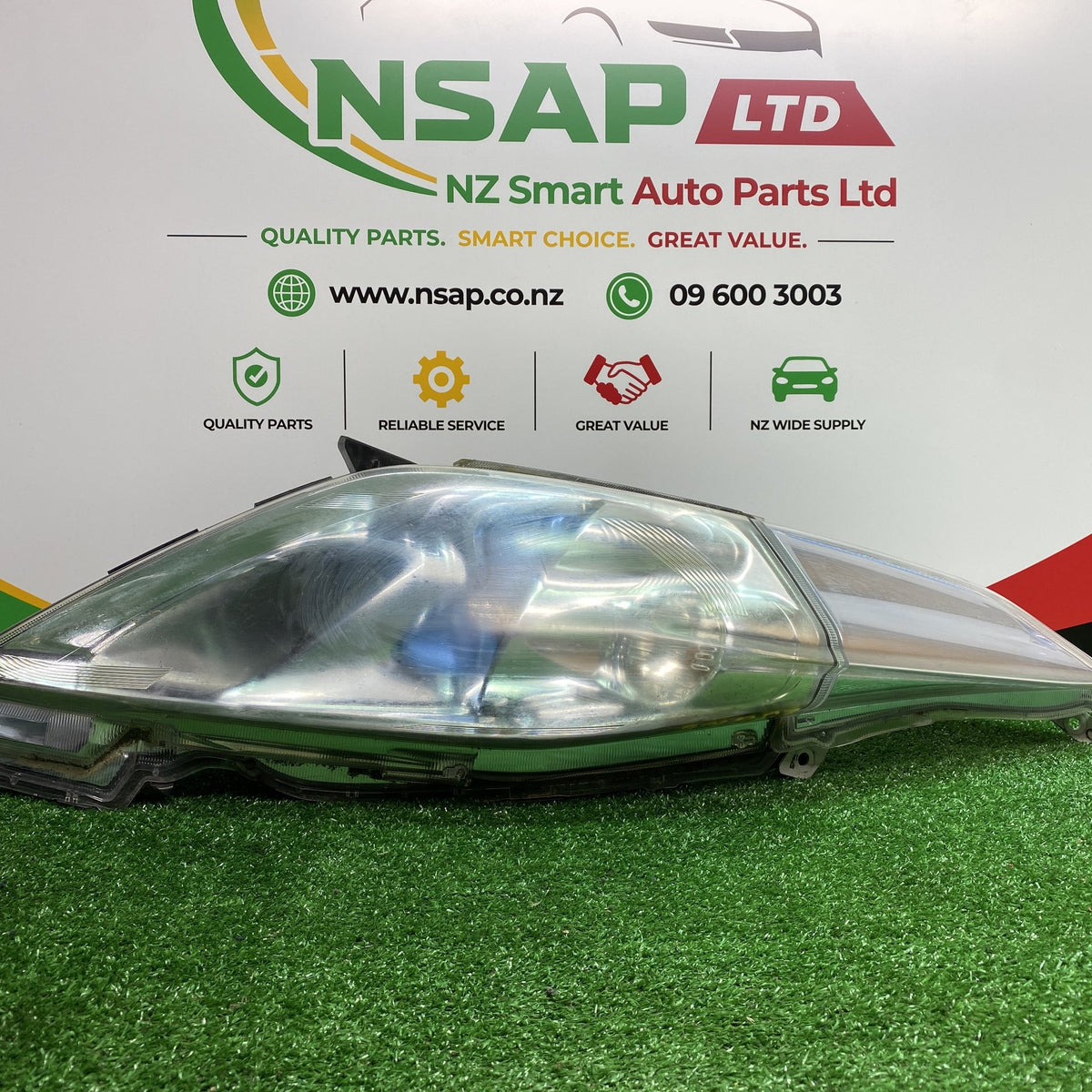 2011 Nissan Leaf - Right Headlight PN: Auto Adjust/ Hid Type/ ICHIKOH 1847