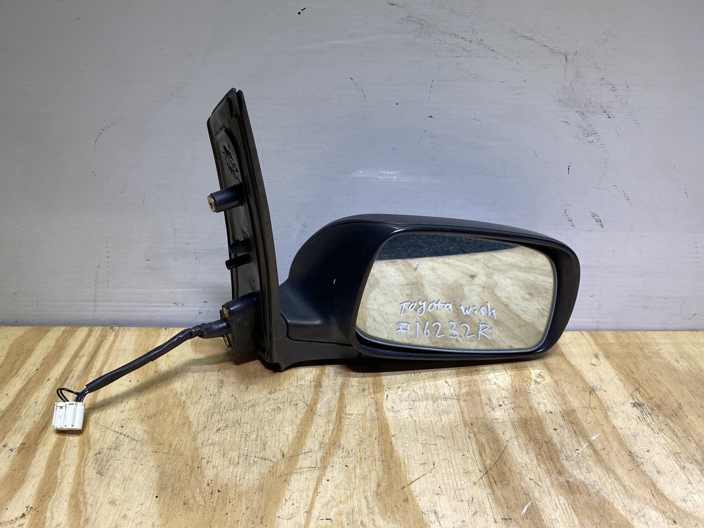 2005 Toyota Wish ANE11 - Right Door Mirror PN: 7 wires