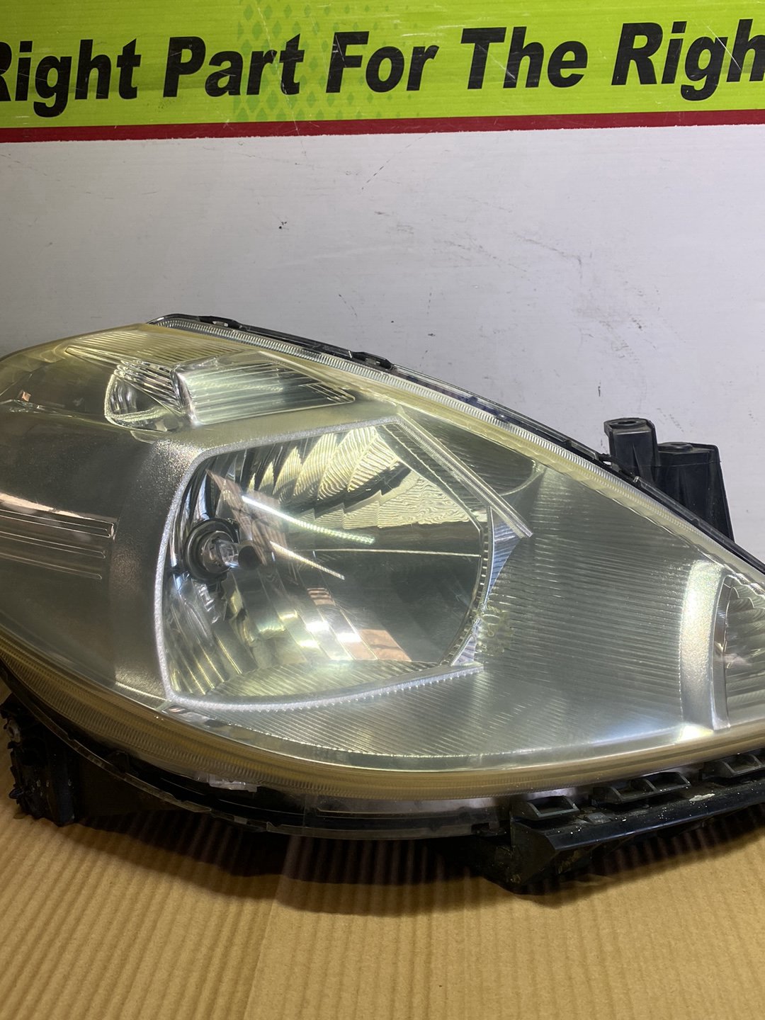 2007 Nissan Tiida- Right Headlight PN: STANLEY P4278R