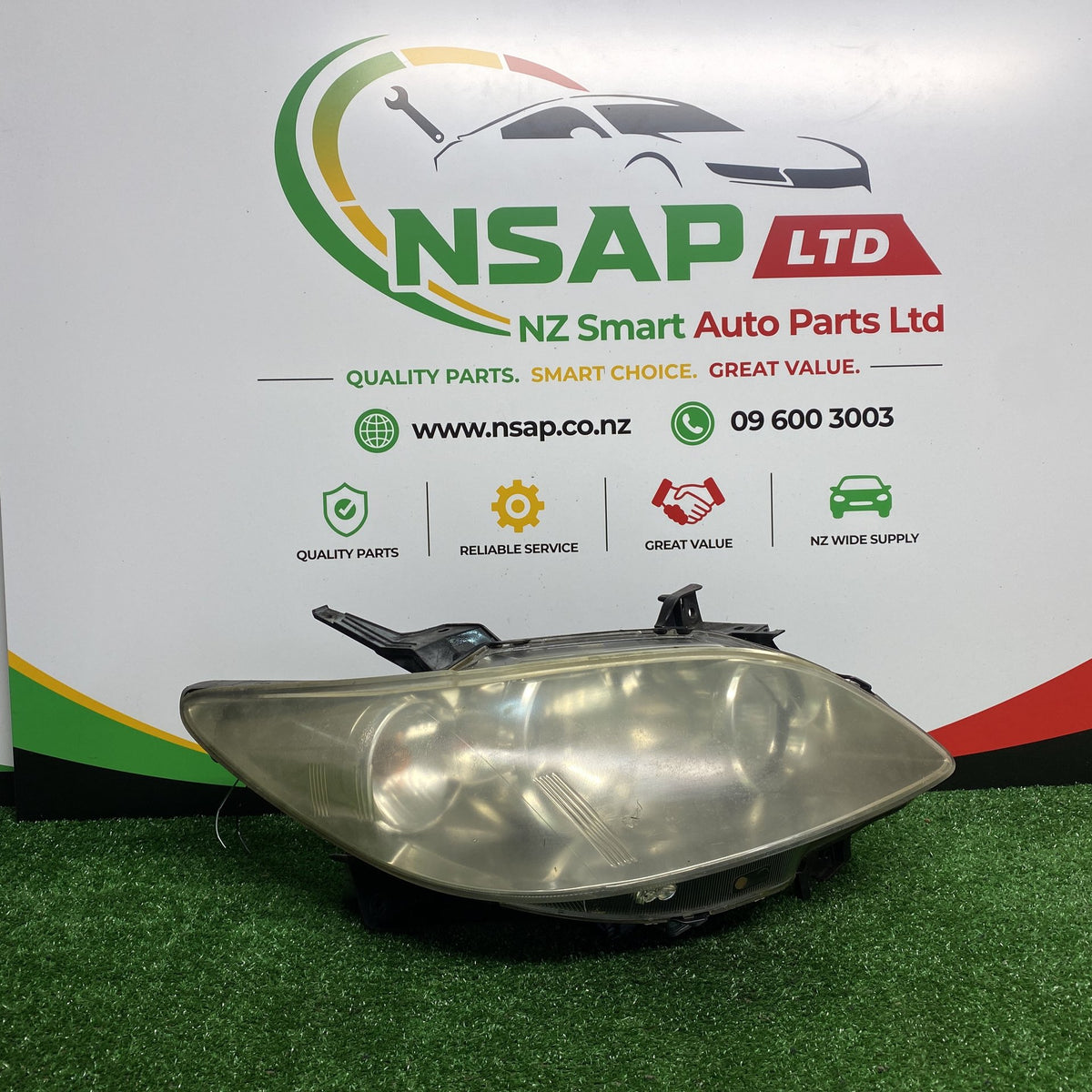 2004 Mazda MPV - Right Headlight PN: STANLEY P3811