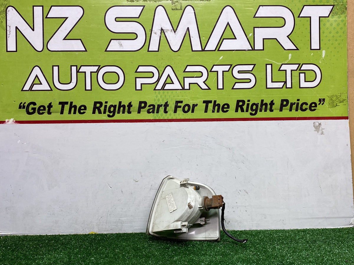 Oct 2001 to Aug 2005 - Ford Explorer UT UZ - Right Indicator - Corner Lamp