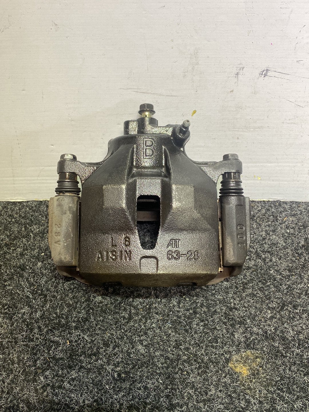 2004 Toyota Estima - Left Front Caliper
