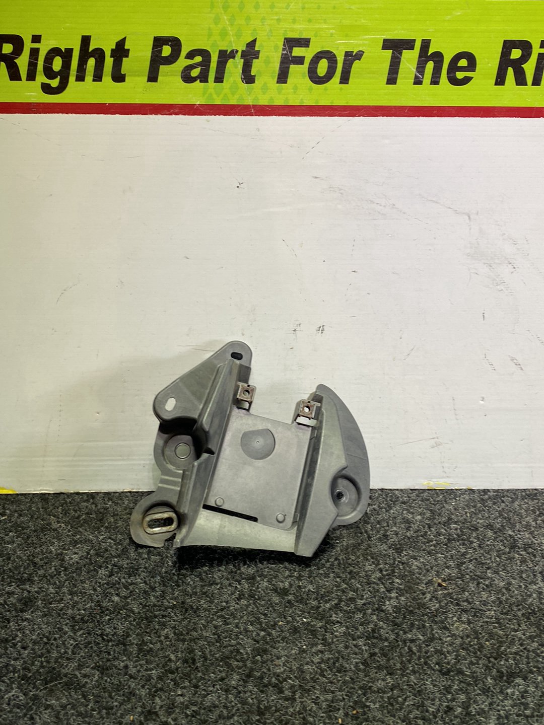 2015 Mazda CX-5 KE2AW - Left Blind Spot Radar Bracket PN: KR23 67 Z41