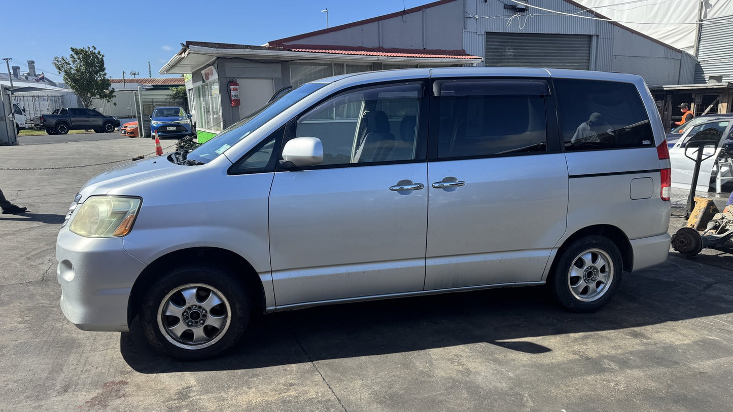 2005 Toyota Noah AZR60 Dismantling For Parts