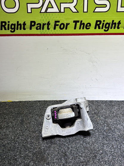 2011 Nissan Juke YF15 - Engine Mount