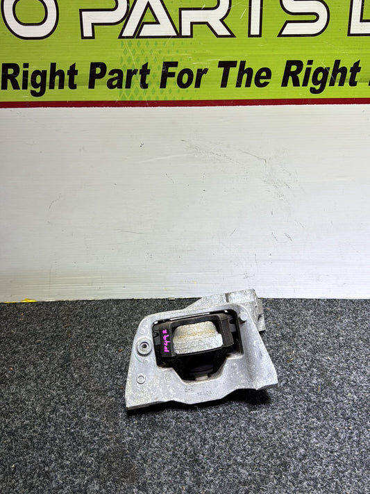2011 Nissan Juke YF15 - Engine Mount
