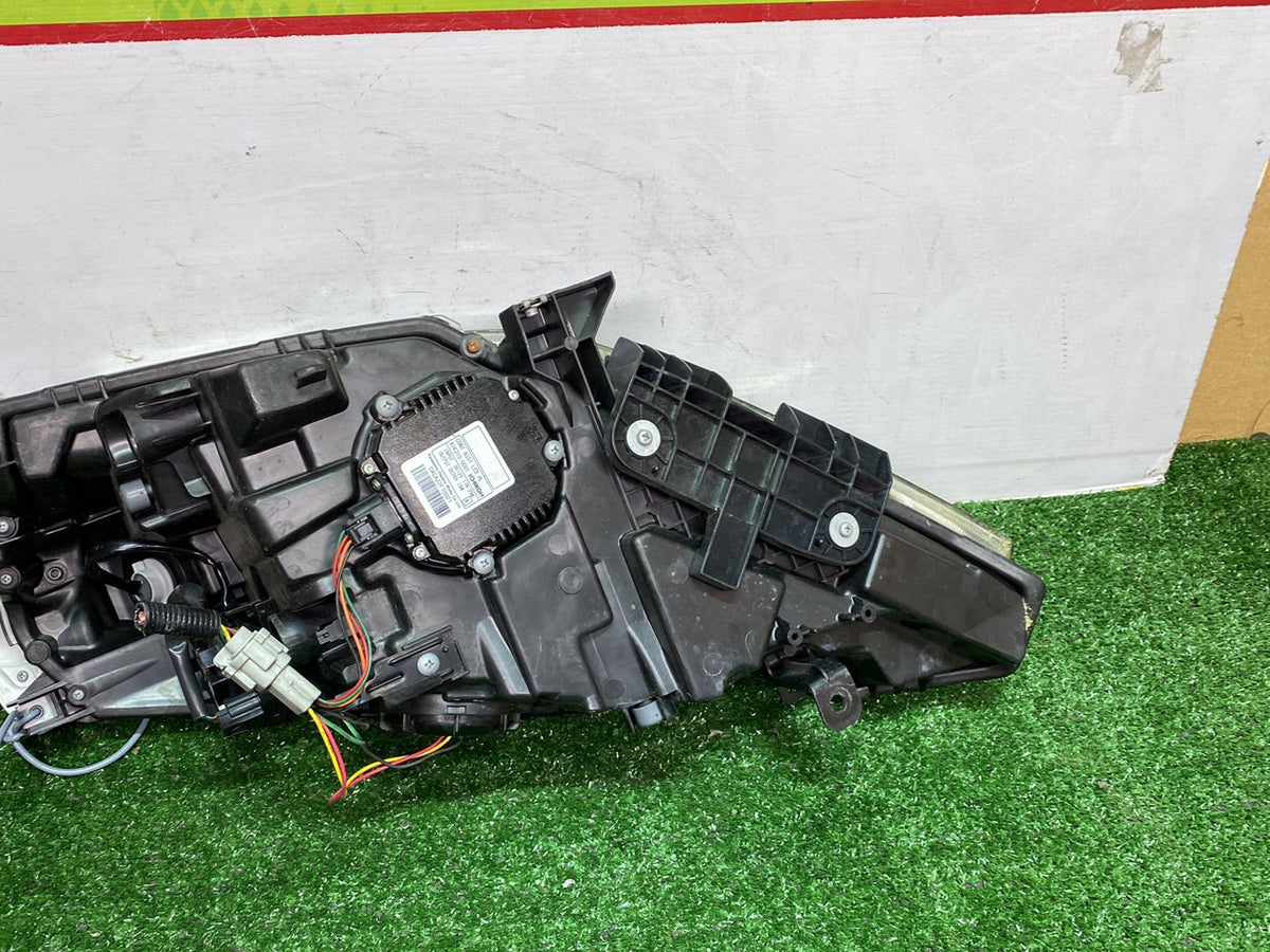 2012 Nissan Leaf ZE0 - Right Headlight PN: