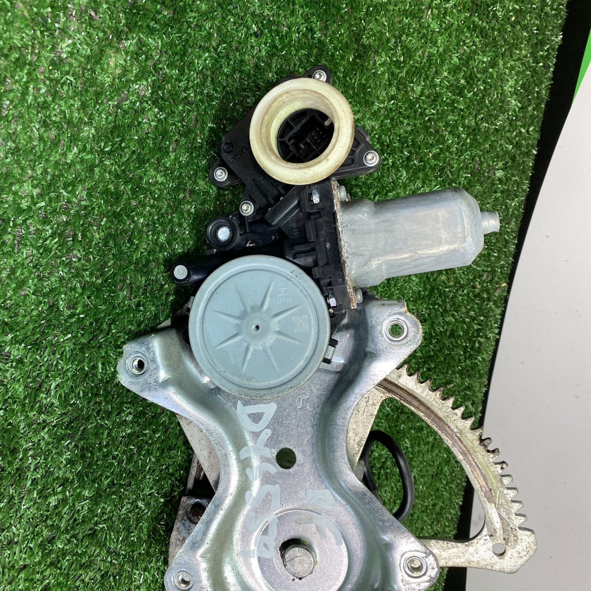2007 Used Toyota Corolla - Right Front Window Regulator/Motor PN: 85701-33010