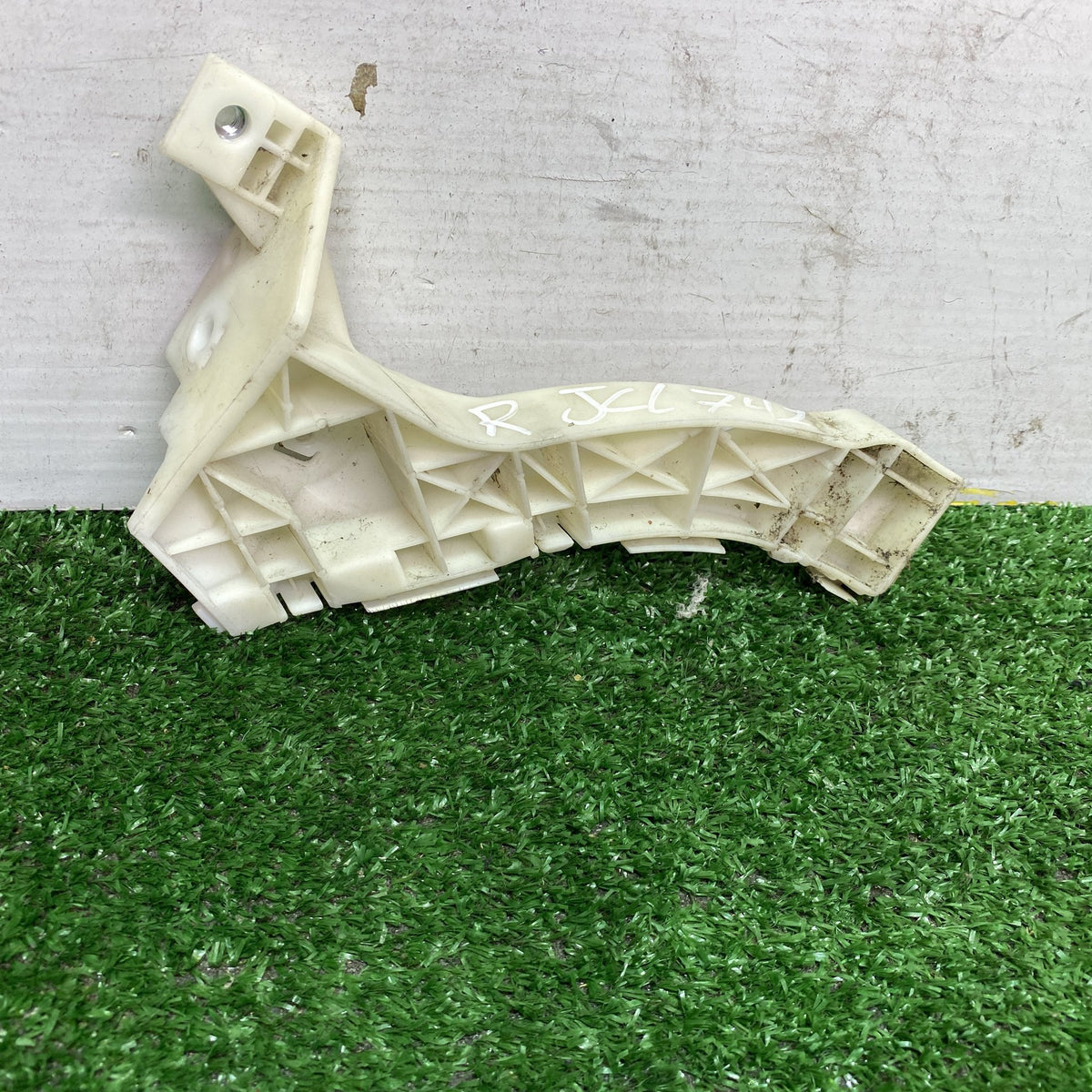 2007 Mazda Axela BK5P - Right Front Bumper Retainer PN: BN8V500T1C