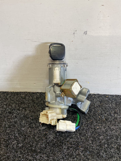 2005 Toyota Wish - Ignition With Key PN: 45020-68-1