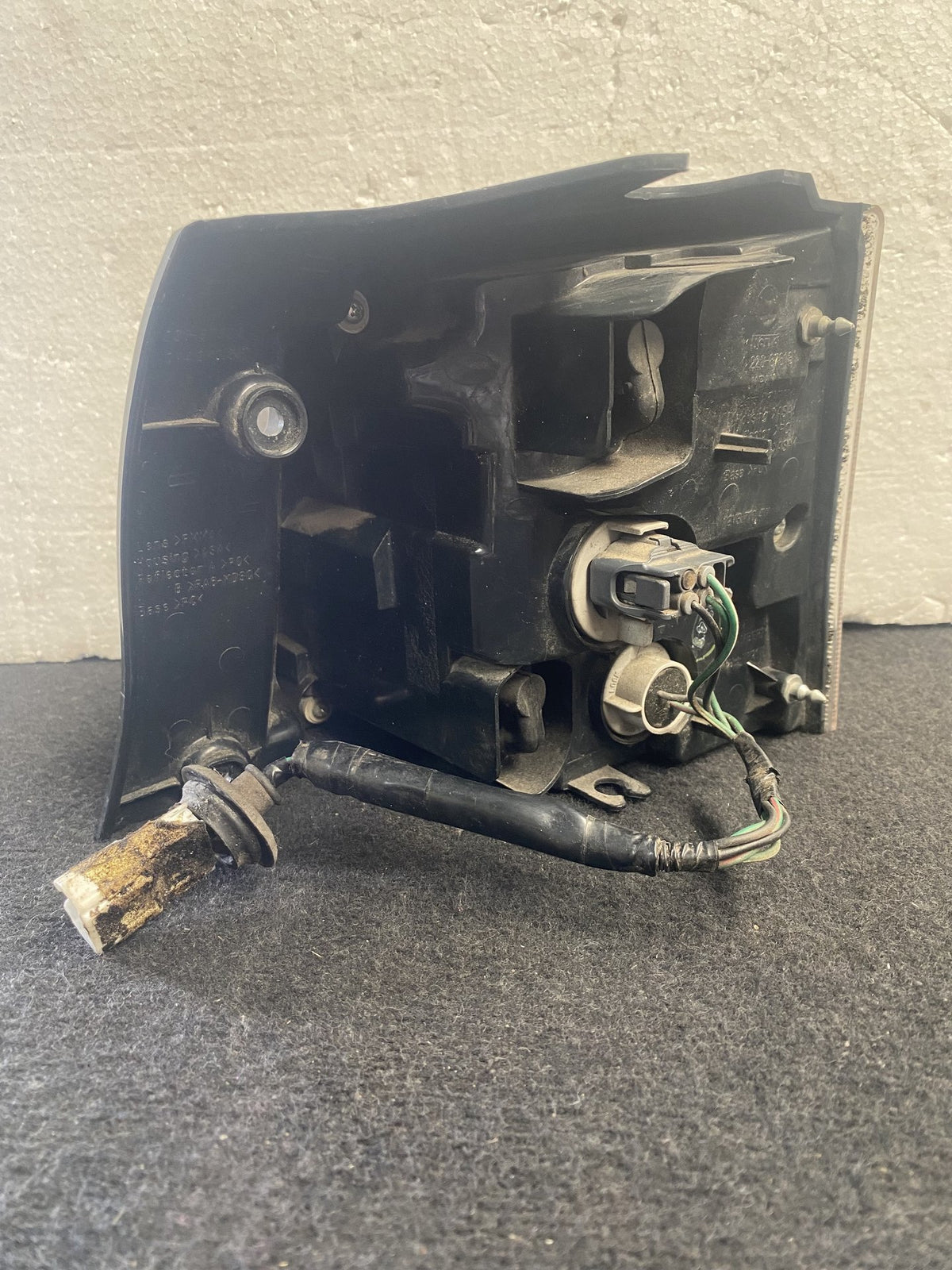 2008 Mitsubishi Outlander - Left Taillight PN: 220-87813