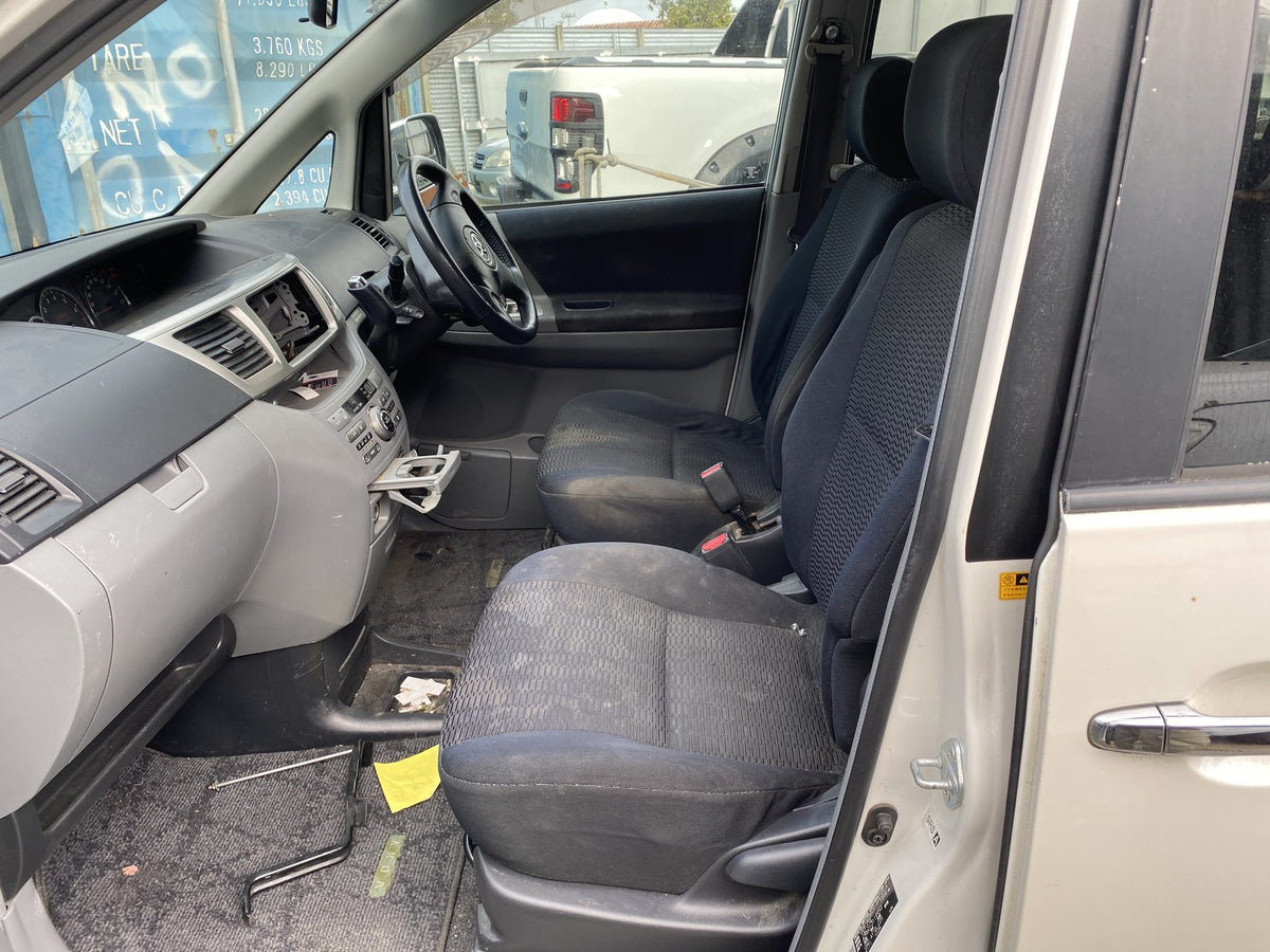 2007 Toyota Voxy AZR60- Dismantling For Parts