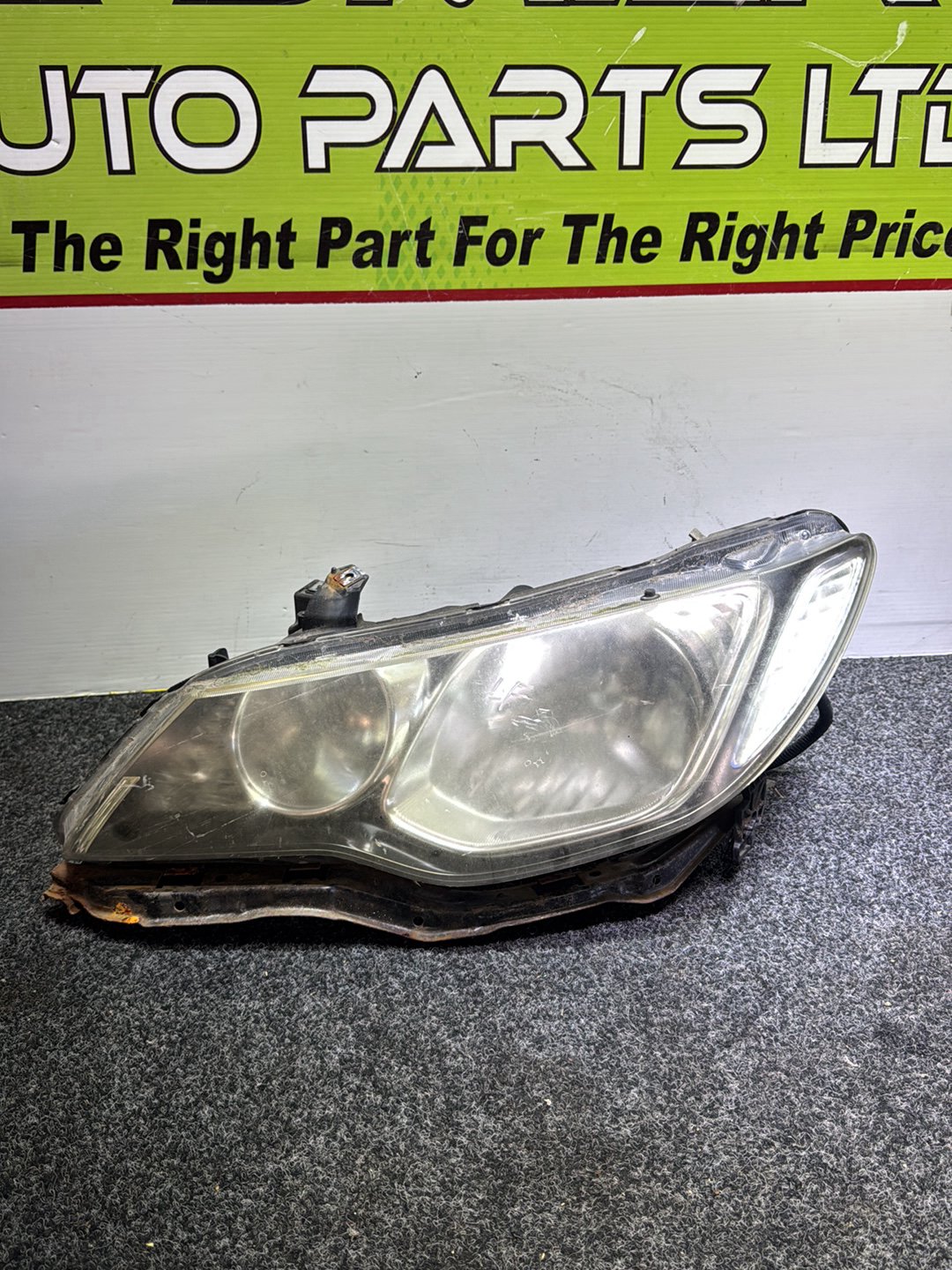 2005 Honda Civic - Left Headlight PN: STANLEY P5476