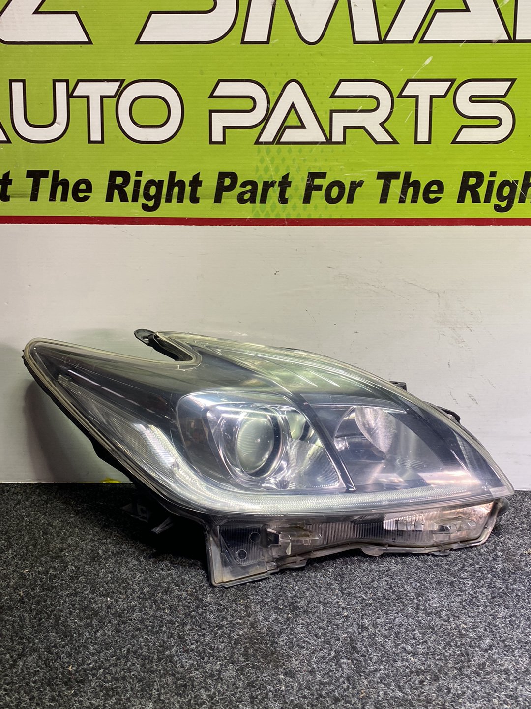 2014 Toyota Prius - Right Headlight