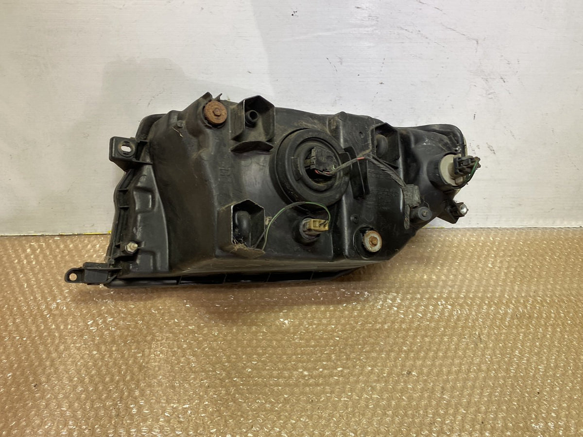 2002 Mitsubishi Pajero - Right Headlight PN: MR414930