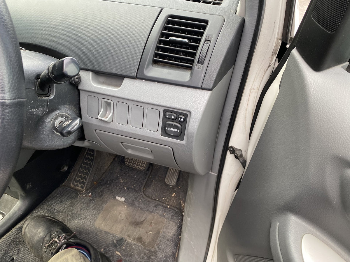 2007 Toyota Voxy AZR60- Dismantling For Parts