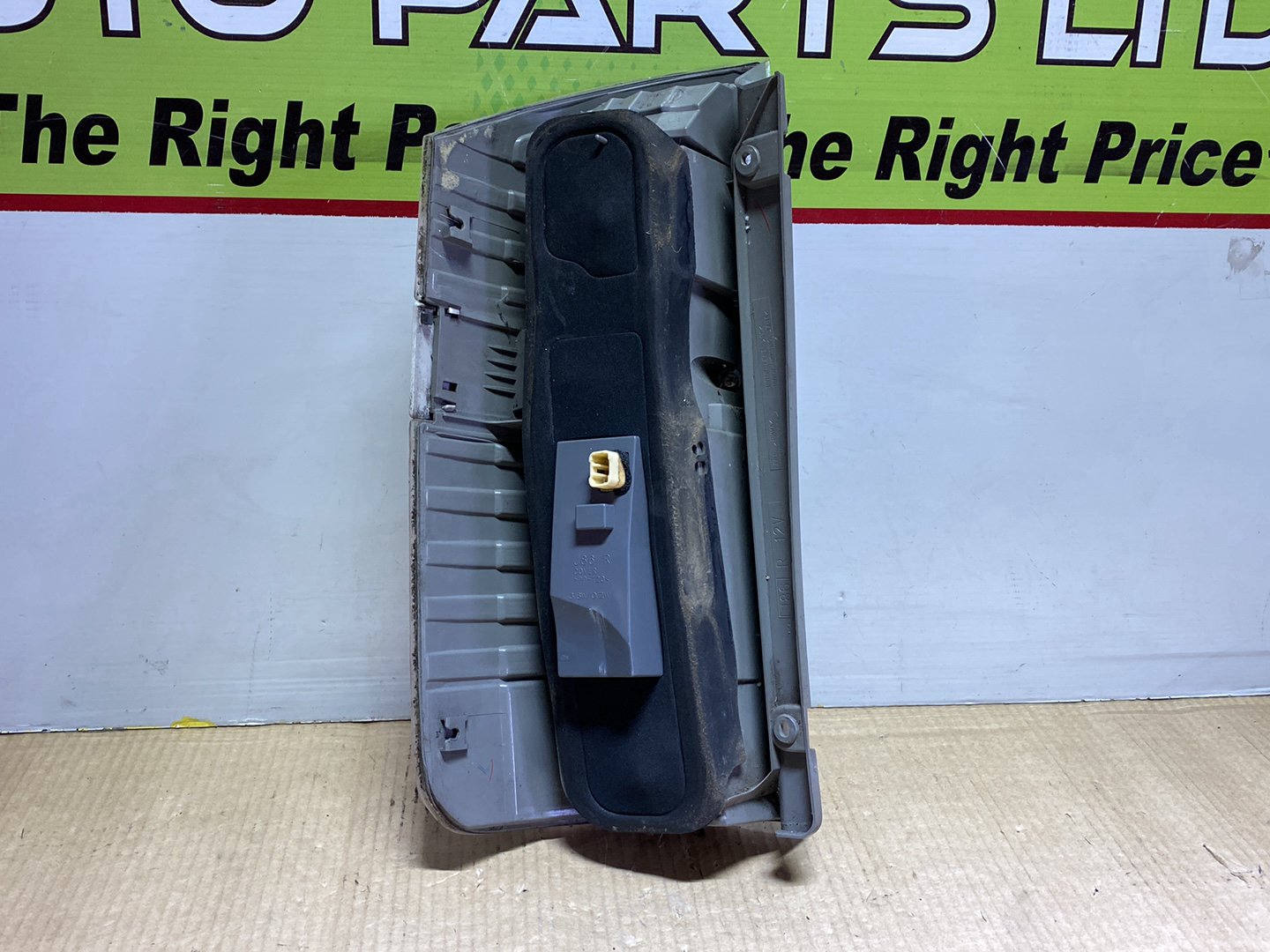 2006 Toyota Voxy AZR60 - Right Taillight PN: ICHIKOH 28-185