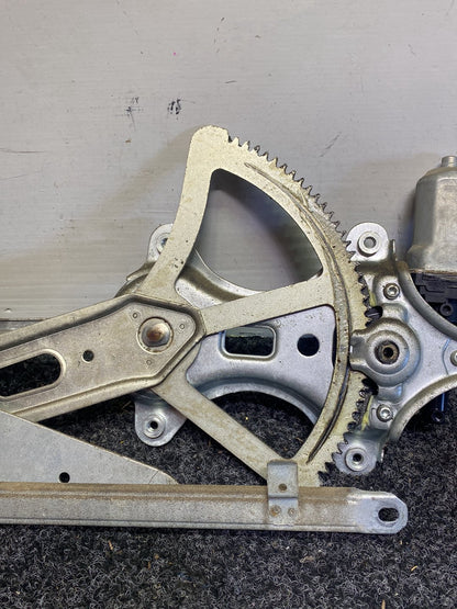 2013 Toyota Hiace - Right Front Window Regulator/Motor