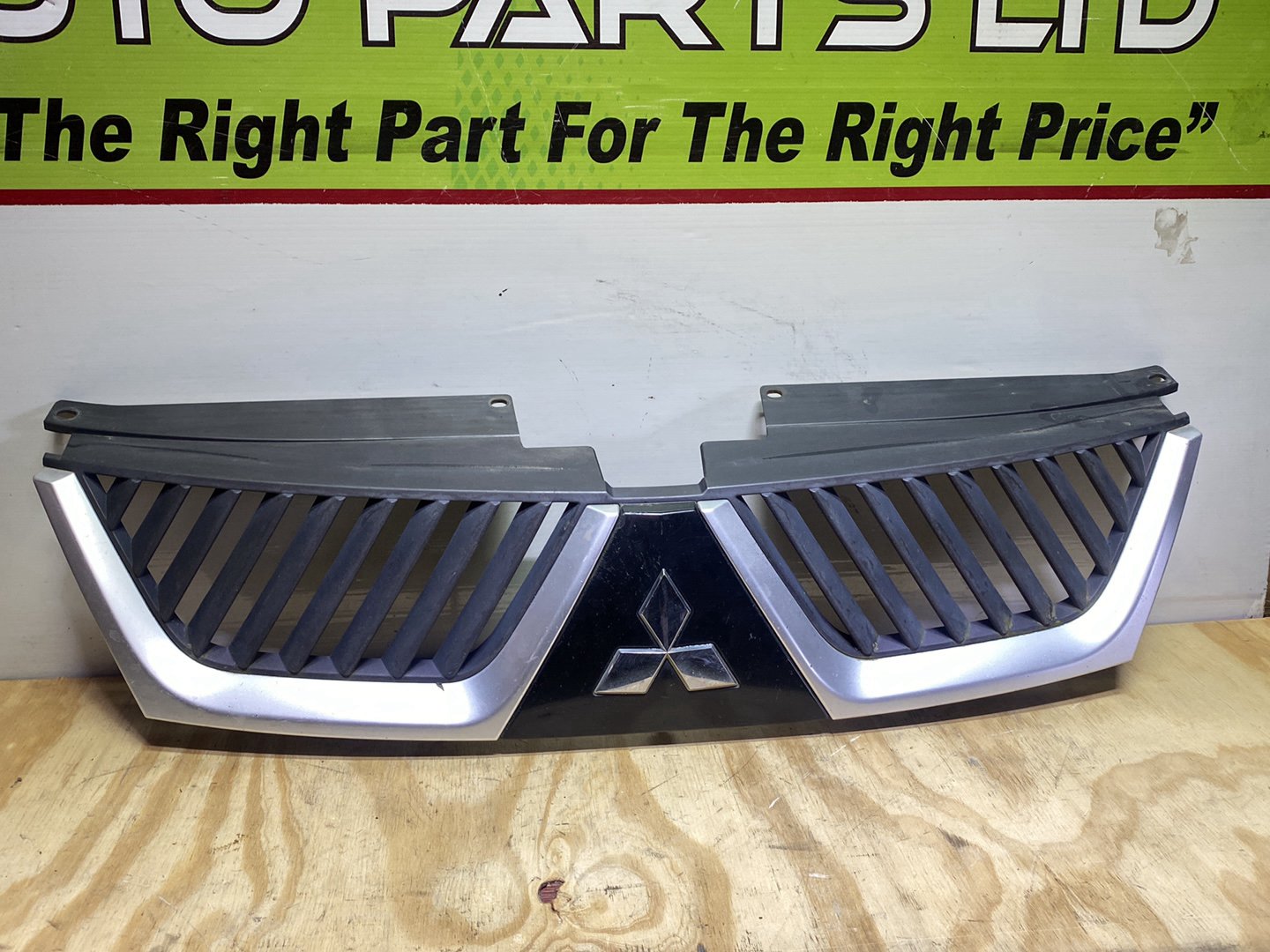 2009 Mitsubishi Outlander - Upper Grille