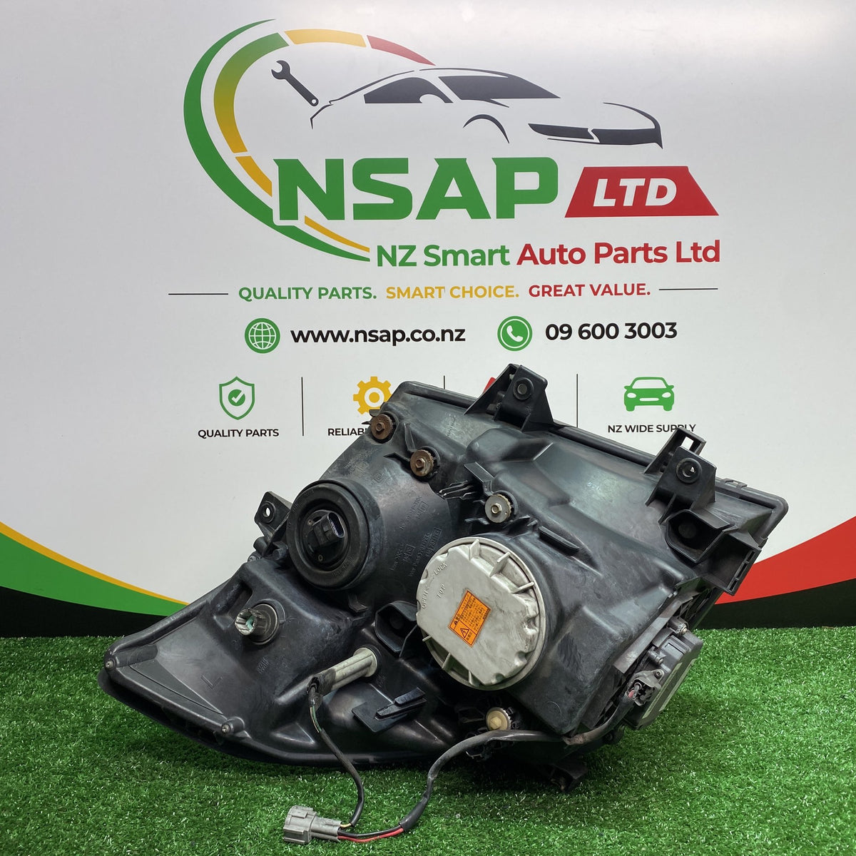 2005 Nissan Elgrand - Left Headlight PN: KOITO 100-24854/ 26060WL628