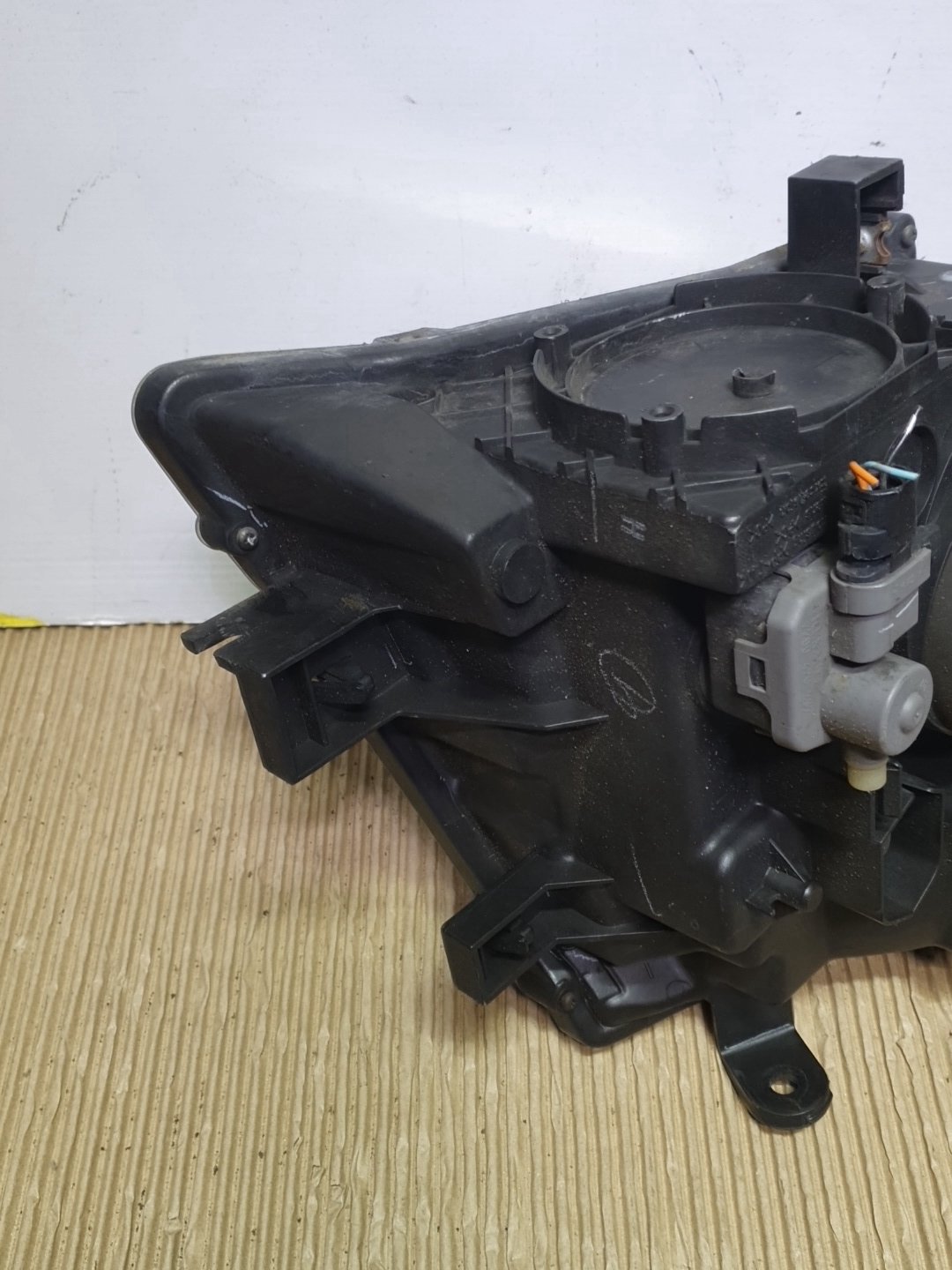2010 Nissan Navara D40- Right Headlight PN: see photos