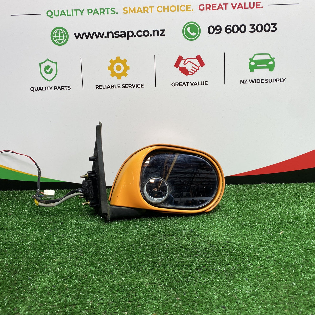 2004 Nissan March - Right Door Mirror PN: 2 Plugs 7 Wires