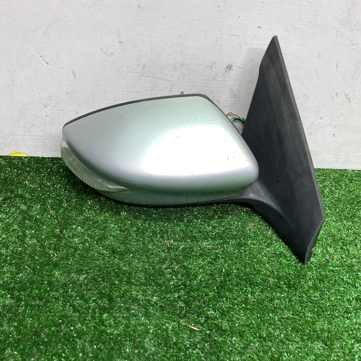 2015 Nissan Pulsar - Right Door Mirror PN: 5 Wires