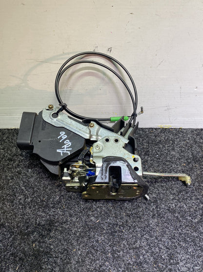 2004 Toyota Estima ACR30 - Right Front Door Lock Actuator