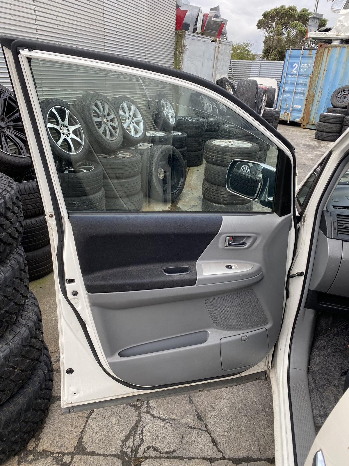 2007 Toyota Voxy AZR60- Dismantling For Parts