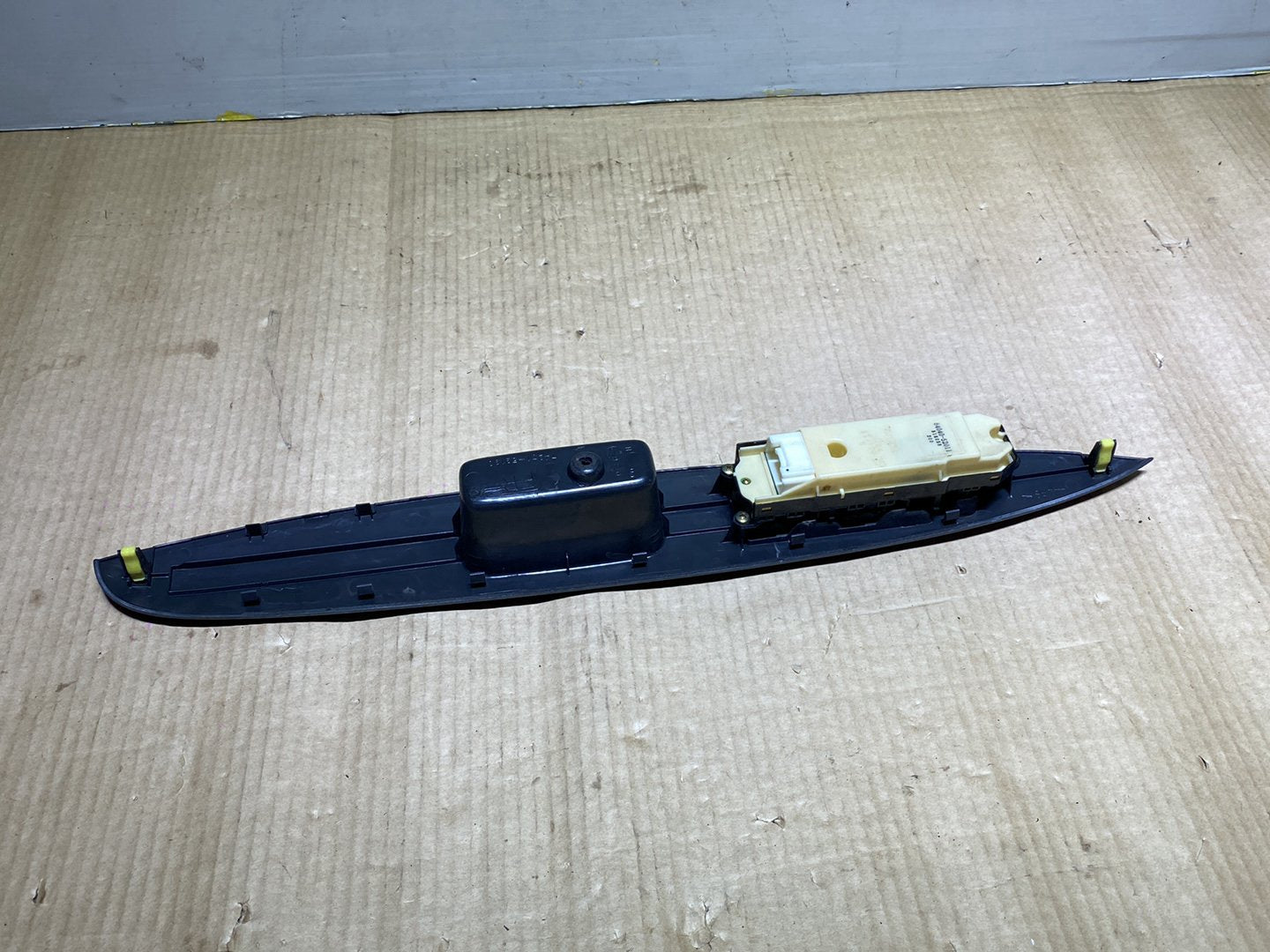 2004 Toyota Ist - Master Power Window Switch PN: 84040-52011