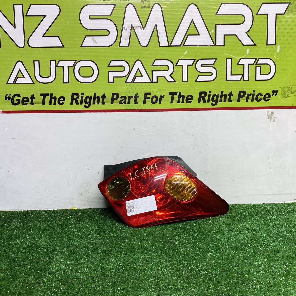 2004 Toyota Ist - Right Taillight PN: KOITO 52-058