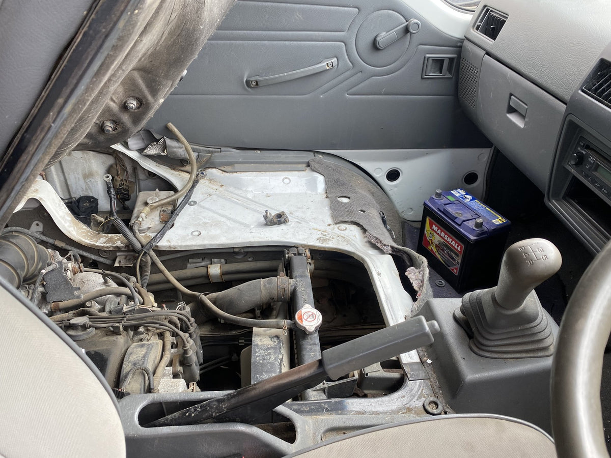 2014 Mitsubishi L300 Dismantling For Parts